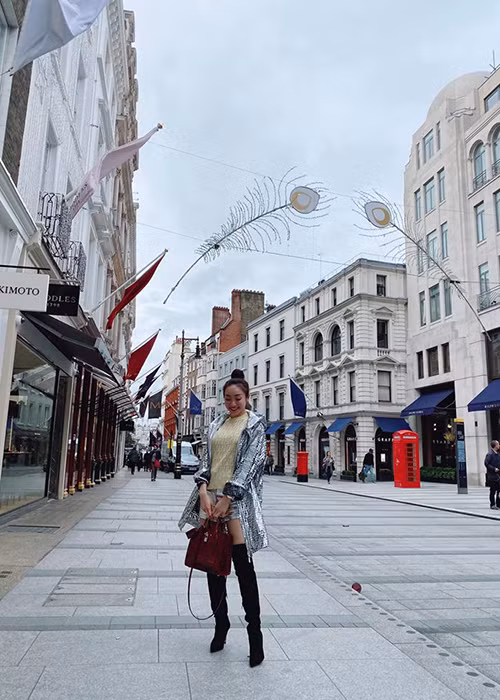 Một số người cho rằng Chi Bảo sang Anh ra mắt gia đình Lý Thùy Chang sau khi cả hai công khai chuyện hẹn hò.