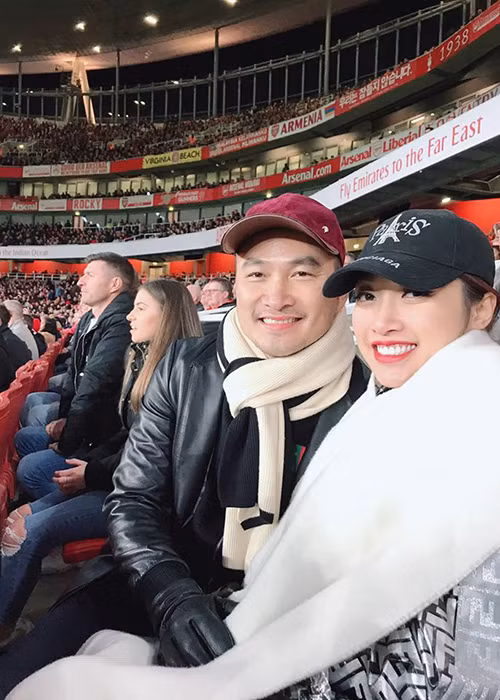 Vua cong khai ban gai, Chi Bao da duoc ban be 