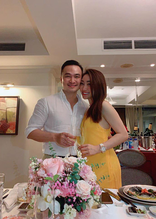 Chi Bảo thường gọi Thùy Chang là "vợ yêu" và tương tác với bạn gái trên mạng xã hội trước khi công khai hẹn hò.