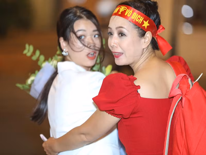 Nghệ sĩ Chiều Xuân hâm mộ đội tuyển Việt Nam không kém các hoa hậu, á hậu.