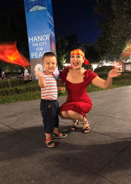 Chiều Xuân bày tỏ đêm 10/10 là một đêm hạnh phúc khi đội tuyển Việt Nam giành chiến thắng và chương trình opera của nhạc sĩ Đỗ Hồng Quân - ông xã của nữ nghệ sĩ diễn ra thành công.