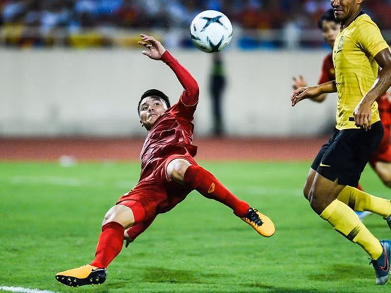 MC Nguyên Khang khen ngợi tuyển Việt Nam: "Một trận đấu với bản lĩnh thi đấu tuyệt vời của các cầu thủ. Quang Hải một lần nữa chứng tỏ đẳng cấp của mình trong những tình huống quan trọng. Bravo đội tuyển Việt Nam và huấn luyện viên Park Hang Seo".