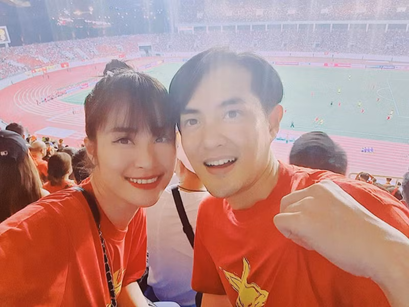 Ông Cao Thắng - Đông Nhi có mặt tại sân thi đấu để cổ vũ Quang Hải và các đồng đội.