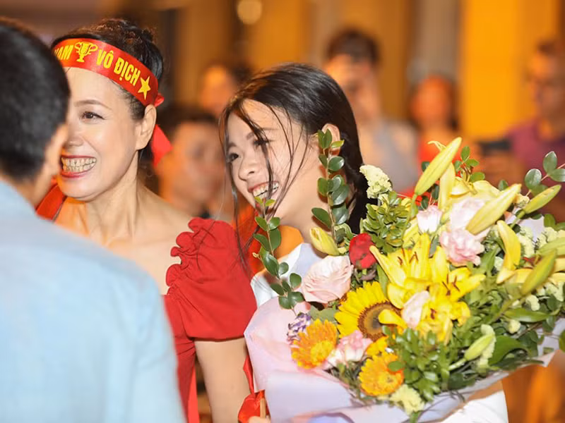 Trong khi Đàm Vĩnh Hưng ăn mừng chiến thắng của tuyển Việt Nam thì Chiều Xuân cùng con gái Hồng Khanh xuống đường "đi bão".