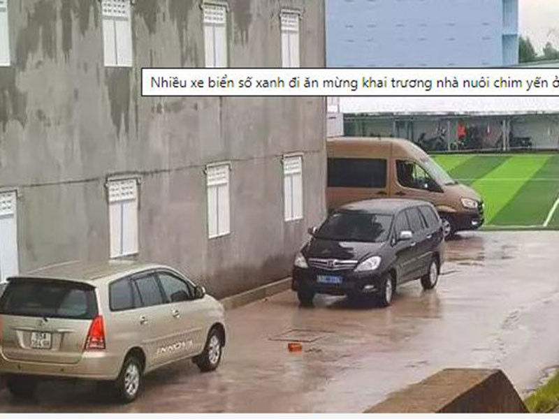 Xe bien xanh den khai truong nha yen cua Chu nhiem UBKT Kien Giang gay nong du luan