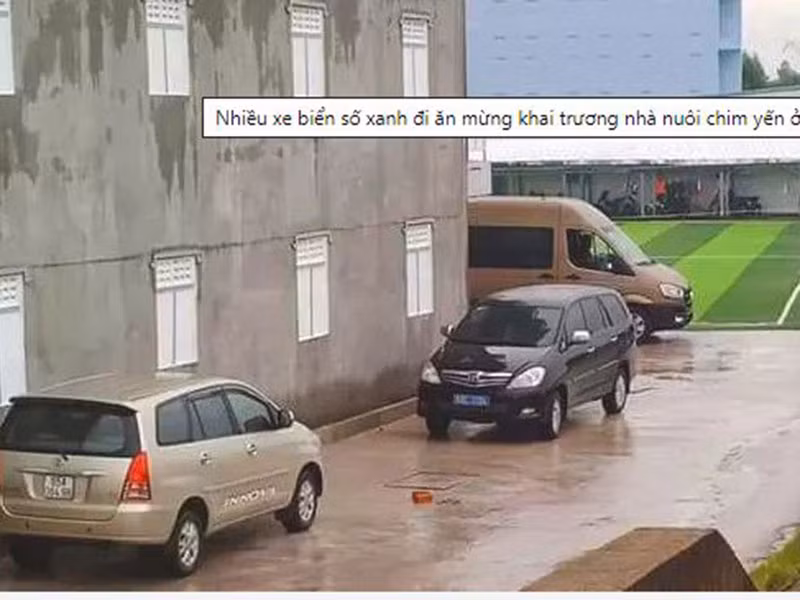 Xe bien xanh den khai truong nha yen cua Chu nhiem UBKT Kien Giang gay nong du luan