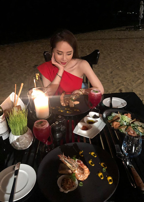 Hình ảnh mới nhất của Việt Anh - Quỳnh Nga khiến đồng nghiệp và khán giả tò mò mối quan hệ giữa hai người này sau nghi vấn hẹn hò.