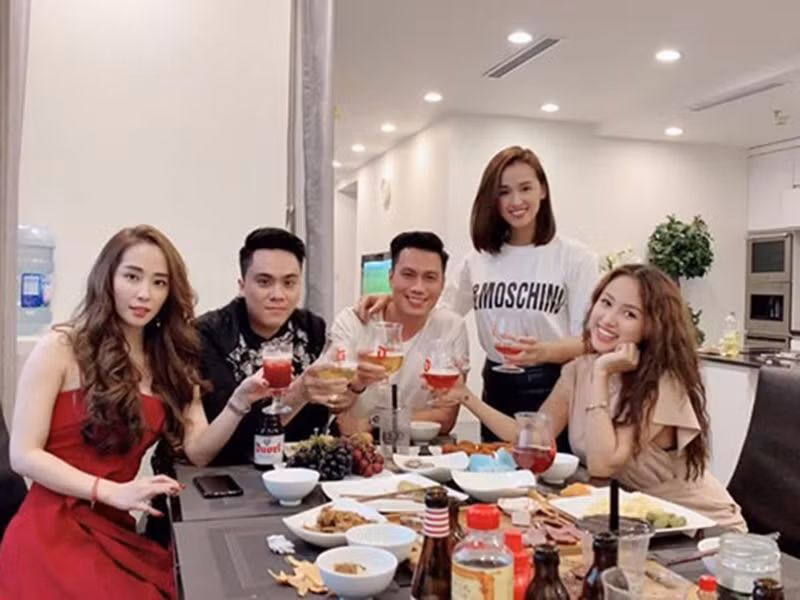 Sau khi ly hôn, Việt Anh bất ngờ vướng tin đồn tình cảm với Quỳnh Nga.