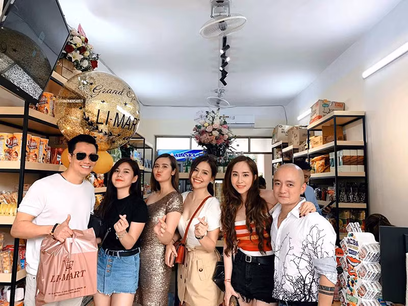 Hình ảnh cùng đi du lịch chung với nhóm bạn thân khiến Việt Anh và Quỳnh Nga rơi vào nghi vấn hẹn hò.