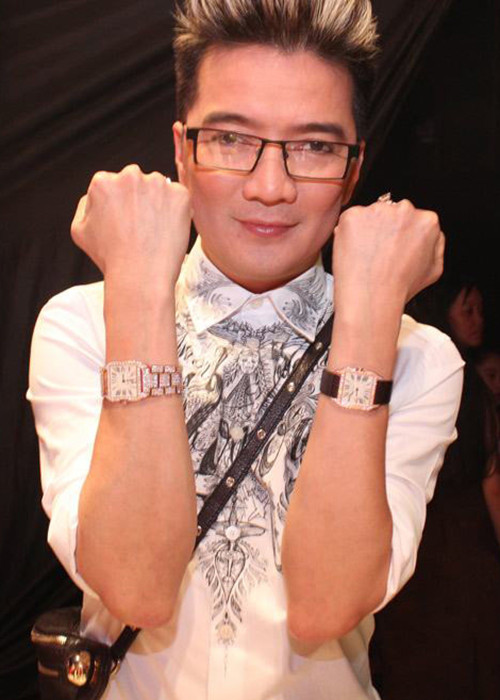 Mr Đàm còn có những lần chơi ngông. Không ít lần “ông hoàng nhạc Việt” chứng tỏ mức độ chịu chơi qua bộ sưu tập nhẫn kim cương tiền tỷ, giày dép, trang phục hàng hiệu chất cao như núi. Ảnh: Zing