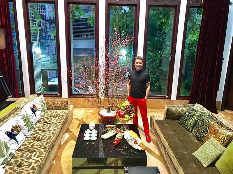 Độ ngông của Đàm Vĩnh Hưng còn được thể hiện qua căn biệt thự 3 triệu USD anh đang sống. Có lần, nam ca sĩ tuyên bố ai chê nhà anh chỗ nào anh đập ngay chỗ đó. Ngoài ra, mỗi năm dịp Giáng sinh, Mr Đàm trang hoàng biệt thự, đón khán giả đến thăm.