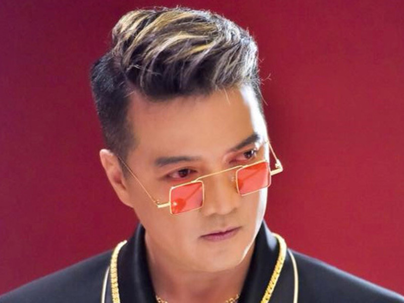 Sẽ không có gì đáng nói nếu nhóm người chụp cùng Đàm Vĩnh Hưng không có ông Nguyễn Hữu Linh - người bị cơ quan công an quận 4 (TP.HCM) ra quyết định khởi tố trong vụ sàm sỡ bé gái trong thang máy.