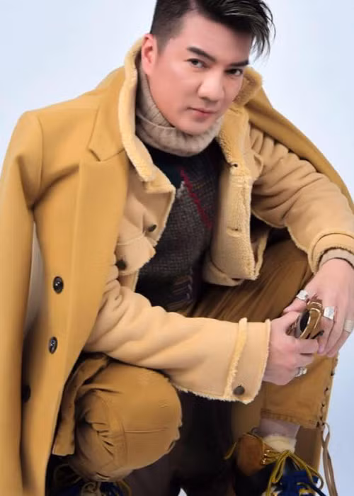 Về phía Mr Đàm, anh bức xúc yêu cầu tài khoản Facebook xóa bài trong 24 giờ nếu không sẽ "xử" vì cho rằng tài khoản này ám chỉ nam ca sĩ thân thiết với ông Nguyễn Hữu Linh. Sau khi tài khoản này gỡ bài, Đàm Vĩnh Hưng lại có phát ngôn gây sốc.