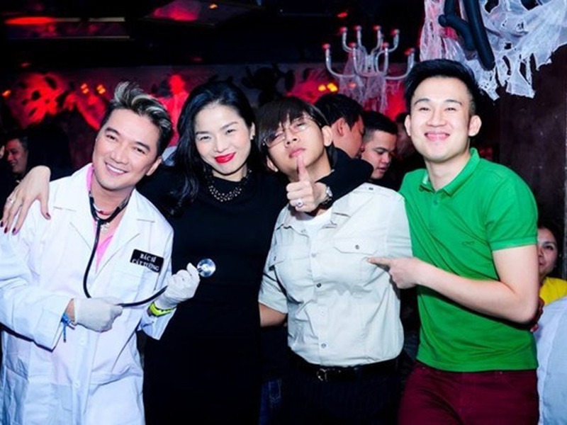 Cũng trong năm 2013, Mr Đàm bị ném đá vì mặc chiếc áo có tấm biển đề tên bác sĩ Cát Tường khiến nhiều người nhớ tới vụ bác sĩ thẩm mỹ vứt xác nạn nhân xuống sông Hồng. Trước những ý kiến trái chiều, Mr Đàm phát ngôn gây sốc. Ảnh: Zing