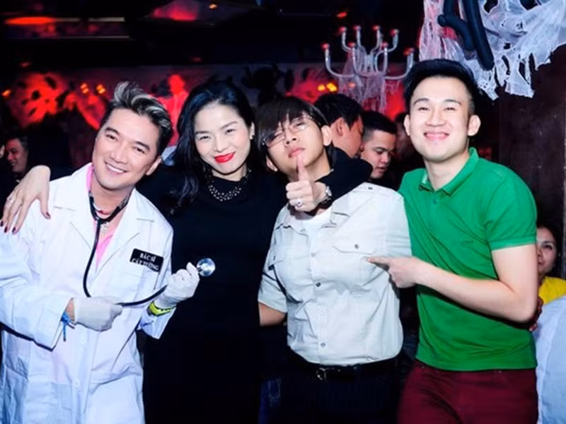 Cũng trong năm 2013, Mr Đàm bị ném đá vì mặc chiếc áo có tấm biển đề tên bác sĩ Cát Tường khiến nhiều người nhớ tới vụ bác sĩ thẩm mỹ vứt xác nạn nhân xuống sông Hồng. Trước những ý kiến trái chiều, Mr Đàm phát ngôn gây sốc. Ảnh: Zing