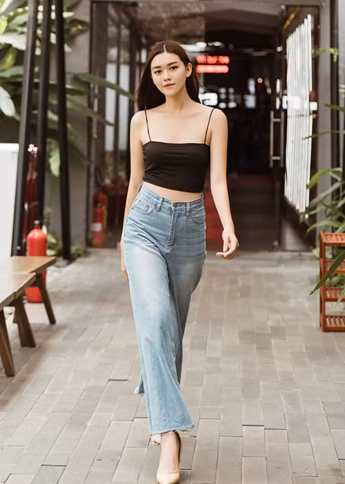 Nàng á hậu đưa hình ảnh những chú bồ câu vào clip như vị sứ giả mang thông điệp của cô đến với bạn bè toàn thế giới về ý nghĩa sống đẹp, nhân văn.