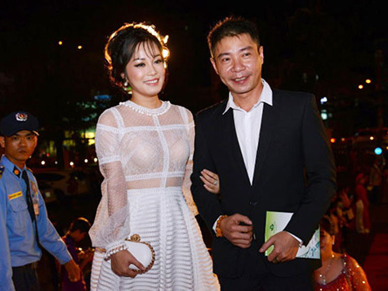 Ở phần trao giải Diễn viên phụ xuất sắc, Nguyên Khang bông đùa Công Lý: “Công Lý rất hạnh phúc vì lâu lâu dắt tay người đẹp mà không có bà xã đi theo”. Ảnh: Khám phá