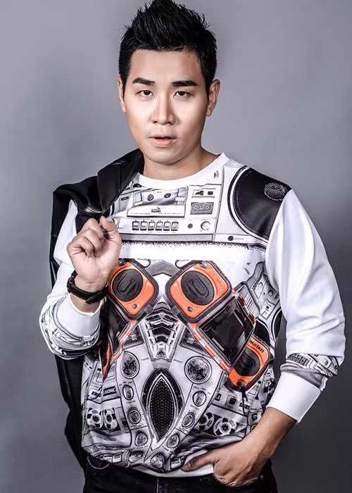 Nam MC còn có những màn ngắt lời thoại của giám khảo The Remix 2015 đột ngột khiến nhiều khán giả không hài lòng. Ảnh: VTV