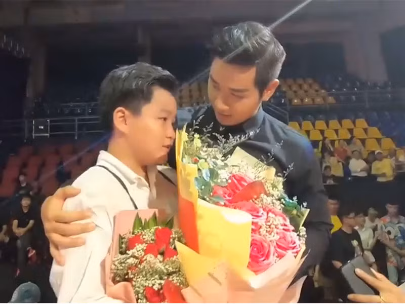 Bị ném đá, nam MC phân trần vì quá thích Chấn Quốc đến mức trong đầu chỉ có Chấn Quốc nên anh đọc nhầm kết quả. Ảnh: Yeah1