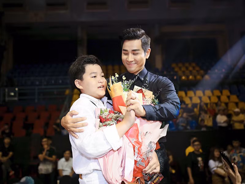 Dau chi doc nham ket qua The Voice Kids, Nguyen Khang dinh loat lum xum