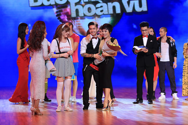 Đảm nhận vai trò MC trong Bước nhảy hoàn vũ, đêm đầu tiên Thanh Bạch khiến Chi Pu mừng hụt bởi thay vì công bố số điểm của cả 8 cặp đôi, anh chỉ dừng lại ở cặp đôi thứ 7. Ảnh: Zing