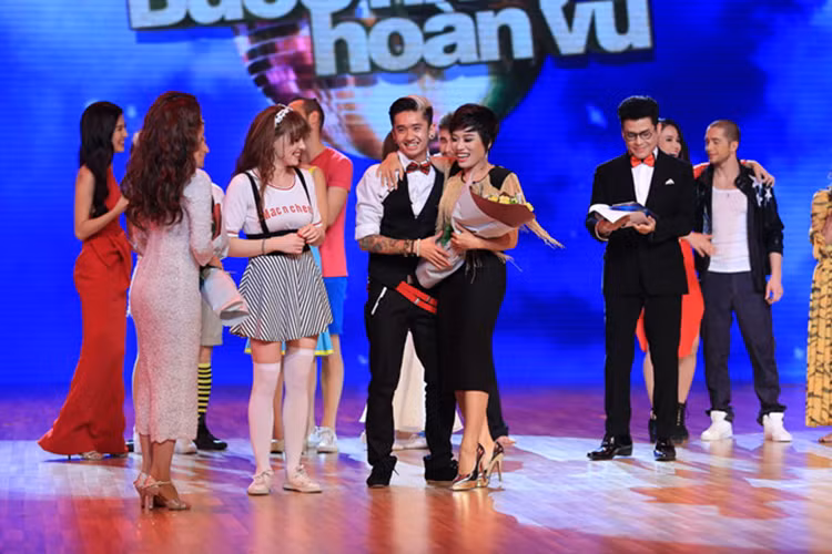 Đảm nhận vai trò MC trong Bước nhảy hoàn vũ, đêm đầu tiên Thanh Bạch khiến Chi Pu mừng hụt bởi thay vì công bố số điểm của cả 8 cặp đôi, anh chỉ dừng lại ở cặp đôi thứ 7. Ảnh: Zing