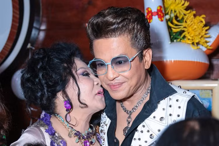 Những lễ cưới rình rang, diêm dúa và liên tục của Thanh Bạch với “bà bầu” Thuý Nga bị chỉ trích quá lố dù người trong cuộc phân trần làm đám cưới nhằm mục đích từ thiện. Ảnh: Gia đình xã hội