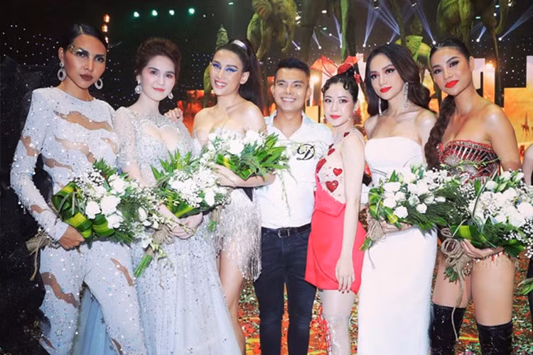 Mặc cho Phạm Hương phân trần, cô thấy Đỗ Long bị kẹt phía sau nên đứng lách qua bên và kéo anh lên, dân mạng vẫn ném đá Phạm Hương không thương tiếc. Ảnh: Zing