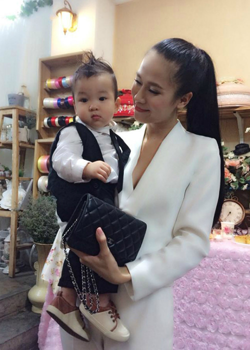 Trên trang cá nhân, Thái Hà thường xuyên chia sẻ ảnh bên cậu con trai nuôi.