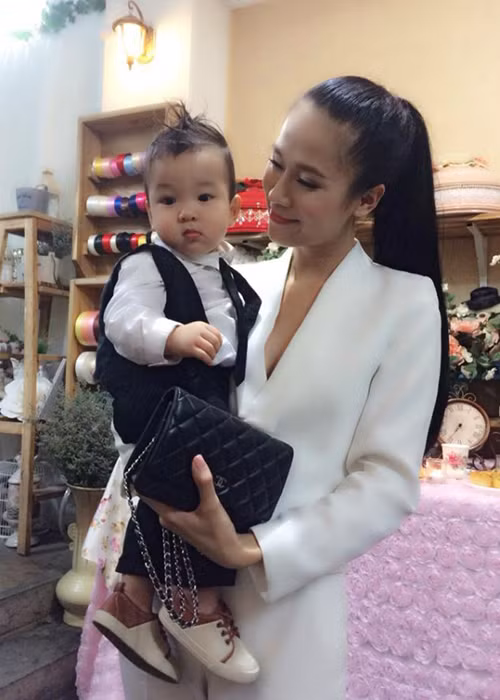 Trên trang cá nhân, Thái Hà thường xuyên chia sẻ ảnh bên cậu con trai nuôi.