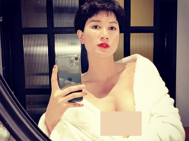 Gần đây, Trang Trần gây chú ý vì liên tục chia sẻ hình ảnh mặc hở bạo quảng cáo sản phẩm trên trang cá nhân.