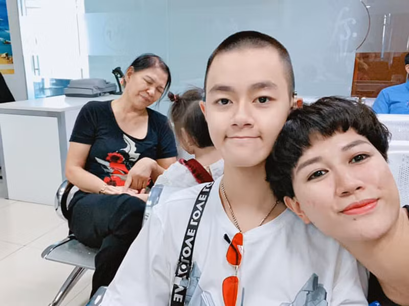 Vợ chồng Trang Trần có một cậu con trai nuôi tên Bảo.