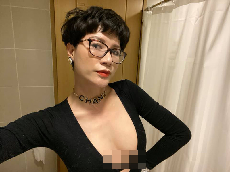 Trong một lần livestream bán hàng, cựu người mẫu chẳng ngại sờ vòng một khiến nhiều người cảm thấy nhức mắt.