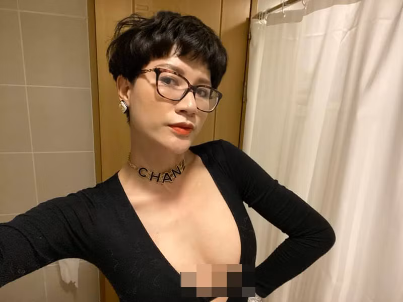 Trong một lần livestream bán hàng, cựu người mẫu chẳng ngại sờ vòng một khiến nhiều người cảm thấy nhức mắt.