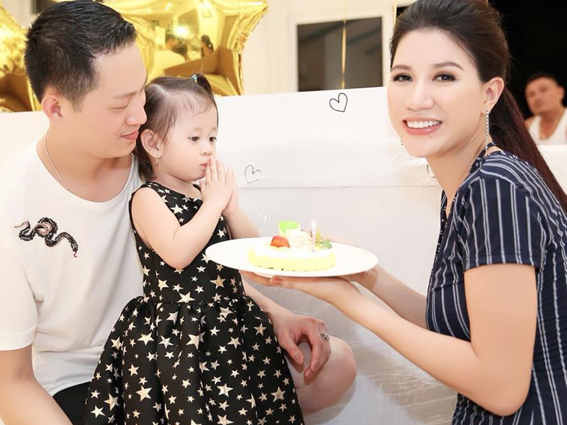 Cựu người mẫu cho rằng đám cưới chỉ là hình thức. Điều quan trọng hơn là tình cảm vợ chồng của cô vẫn bền chặt.