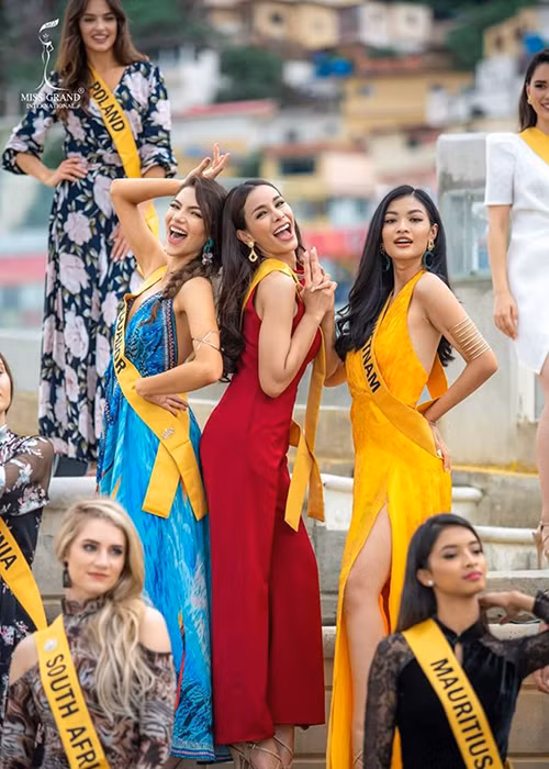 Đại diện Việt Nam tỏ ra khôn khéo khi chọn các vị trí để nổi bật hơn các người đẹp khác.