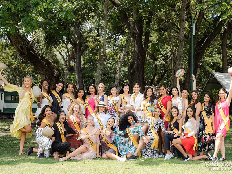 Kiều Loan có cách tạo dáng khá đa dạng.