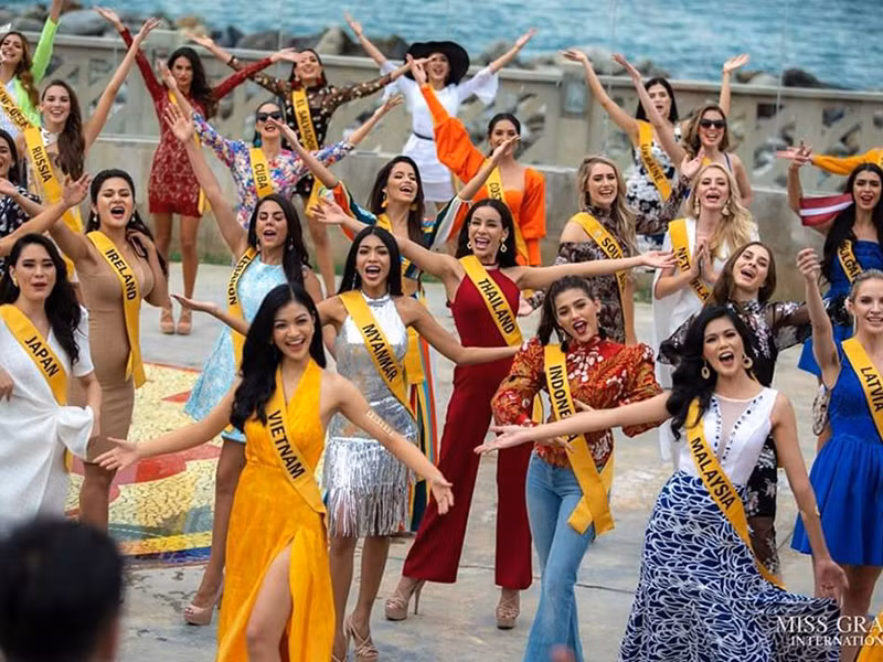 Kiều Loan luôn rạng rỡ trước ống kính máy ảnh để có những bức ảnh đẹp nhất.