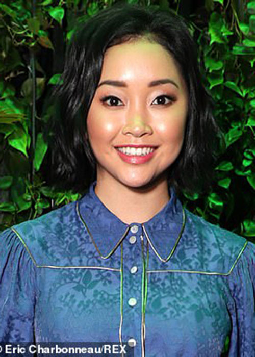 Chuyến đi của cựu đệ nhất phu nhân Michelle Obama còn có sự góp mặt của diễn viên Lana Condor.