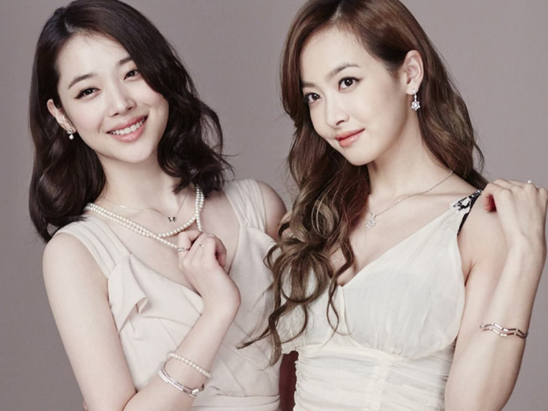 Giống như Krystal, Victoria cũng nhận những lời ác ý từ cộng đồng mạng vì không có chia sẻ trên mạng xã hội về sự ra đi của Sulli.