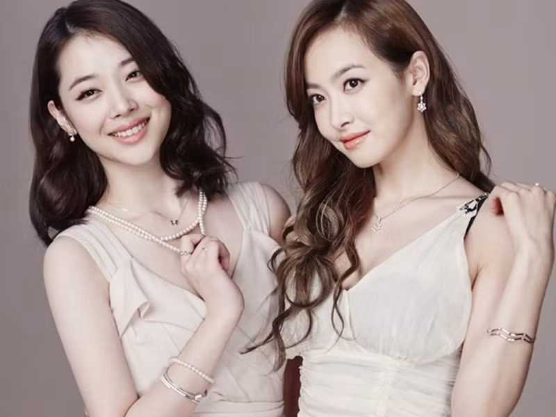 Giống như Krystal, Victoria cũng nhận những lời ác ý từ cộng đồng mạng vì không có chia sẻ trên mạng xã hội về sự ra đi của Sulli.