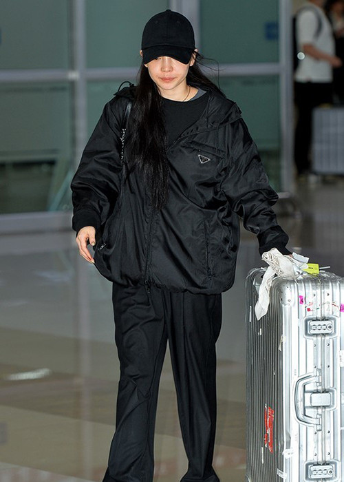 Hình ảnh lễ đưa tang của Sulli được giữ kín hoàn toàn. Theo truyền thông Hàn, các nghệ đến tiễn đưa Sulli đều òa khóc.