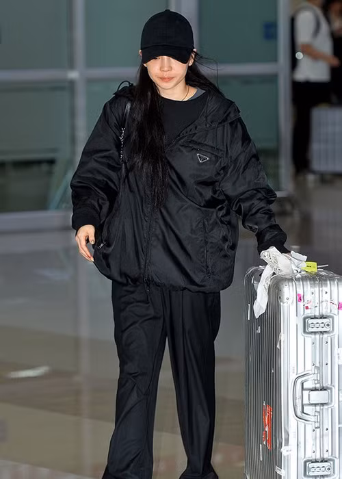 Hình ảnh lễ đưa tang của Sulli được giữ kín hoàn toàn. Theo truyền thông Hàn, các nghệ đến tiễn đưa Sulli đều òa khóc.