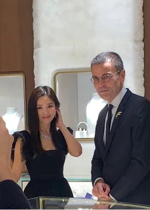 Một số khán giả lại đứng về phía Song Hye Kyo cho rằng đây là hình ảnh được chụp vào ngày khác.