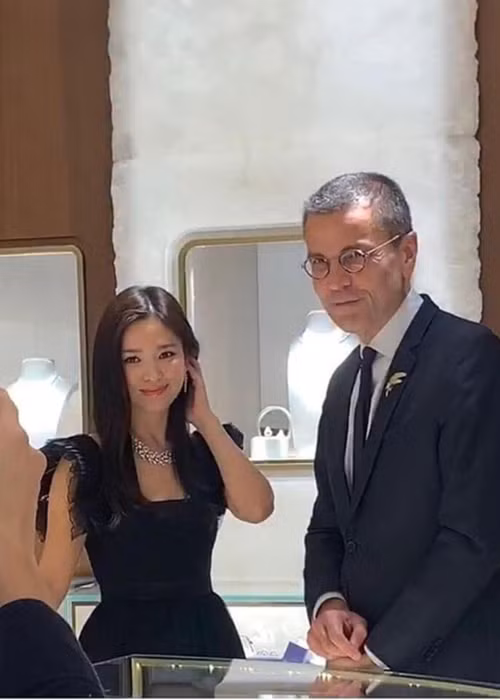 Một số khán giả lại đứng về phía Song Hye Kyo cho rằng đây là hình ảnh được chụp vào ngày khác.