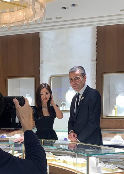 Tuy nhiên, tối ngày 17/10, một số hình ảnh được lan truyền trên mạng xã hội cho thấy Song Hye Kyo vẫn tham gia chương trình.