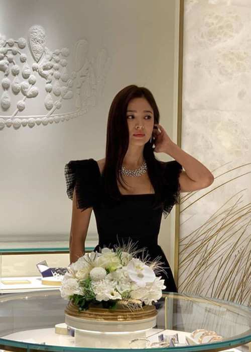 Song Hye Kyo gay tranh cai khi du su kien giua dam tang cua Sulli