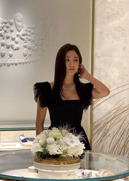 Song Hye Kyo gay tranh cai khi du su kien giua dam tang cua Sulli