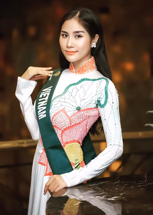 Trong phần thi phỏng vấn, đại diện Việt Nam chọn mặc chiếc áo dài bông sen hồng.