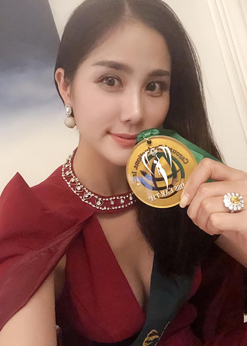 Trước đó, Hoàng Hạnh giành huy chương đồng Trang phục dân tộc với thiết kế "Liên chiến hoa".